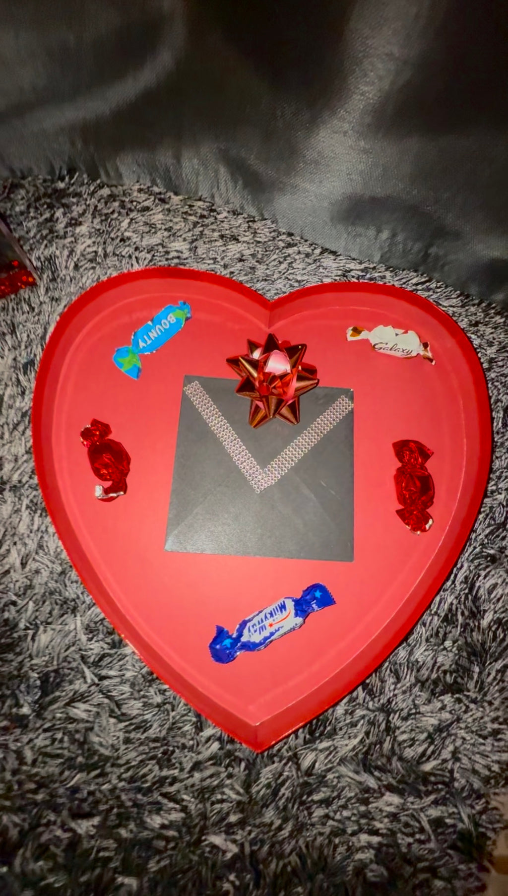 Box Saint-Valentin ❤️ Peluche, Chocolats, Cadre photo, Carte & bougie personnalisé