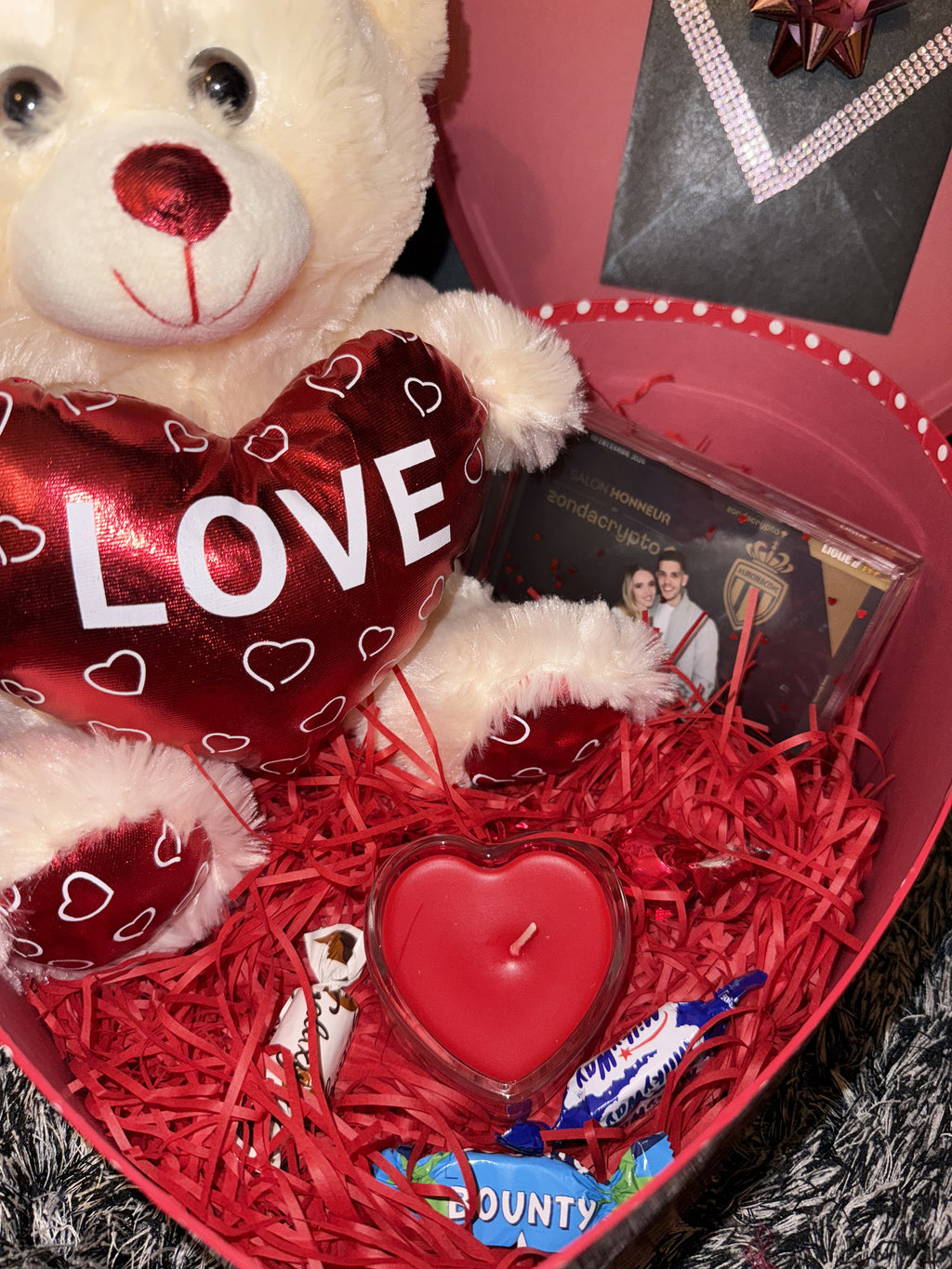 Box Saint-Valentin ❤️ Peluche, Chocolats, Cadre photo, Carte & bougie personnalisé